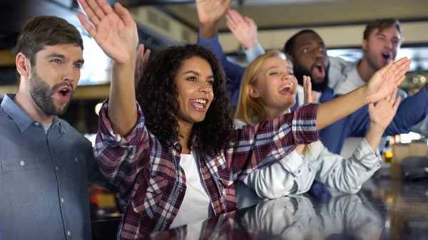 Young Sport Fans Cheering National Team Victory Supporters Clapping Hands — Stock Photo, Image