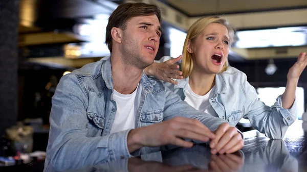 Dos Amigos Emocionales Viendo Juego Juntos Molestos Con Deporte Resultado — Foto de Stock