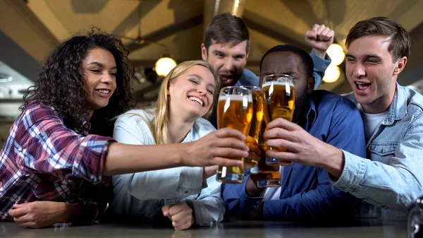 Fröhliche Freunde Die Biergläser Klirren Den Mannschaftssieg Der Bar Feiern — Stockfoto