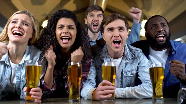 Radosny Zespół Kibiców Krzyczeć Oglądania Telewizji Piwnym Pubie Obchodzi Cel — Zdjęcie stockowe