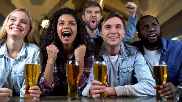 Multiethnic Friends Screaming Supporting Favorite Sport Team Celebrating Goal — Stock Photo, Image