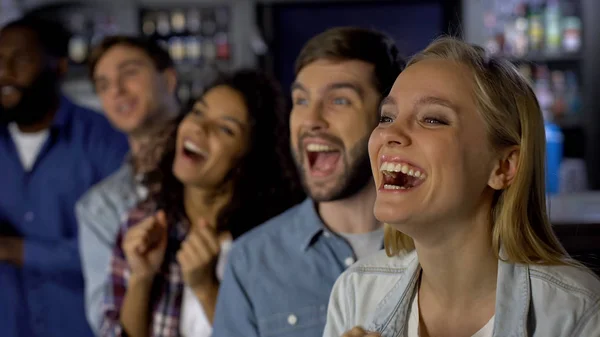 Chica Extremadamente Feliz Disfrutando Del Partido Con Amigos Celebrando Victoria —  Fotos de Stock