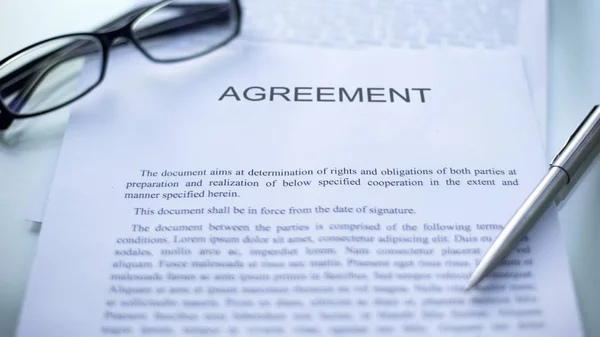 公式文書 ビジネス上のテーブル 眼鏡の上に横たわる契約 — ストック写真
