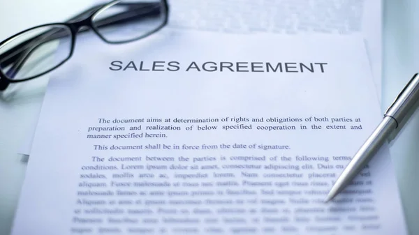 Prodejní Smlouva Stole Pero Brýle Oficiální Obchodní Dokument — Stock fotografie