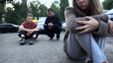 Polis memuru kurban, korku, suç titreyen kadın sorgulamaya gidiyor