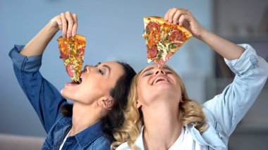 Gülümseyen kadın iştahla yemek lezzetli pizza, fast food bağımlılığı, sağlıksız beslenme