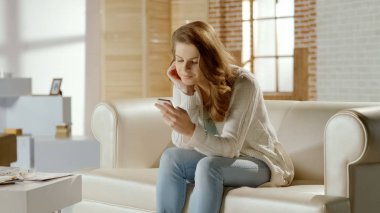 Mutlu güzel kadın cep telefonu, sohbet uygulaması arkadaşı ile görüntülü arama yapma