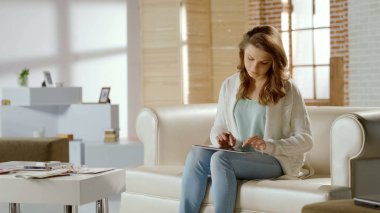 Proje üzerinde çalışan kız öğrenci, evde tablet kullanma, online eğitim