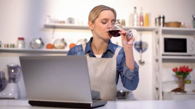 Güzel kadın şarap içme ve romantik akşam yemeği için yemek tarifleri arıyor