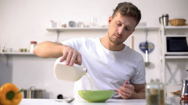 Erkek mısır gevreği, besleyici ve sağlıklı kahvaltı ile kasesüt dökme