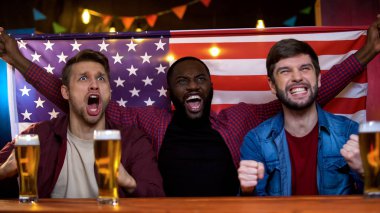 Amerikan milli spor takımının son derece mutlu taraftarları yarışmayı izliyor