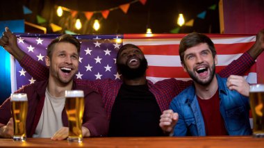 Barda oturan rekabet Amerikan spor takımı destekleyen memnun erkekler