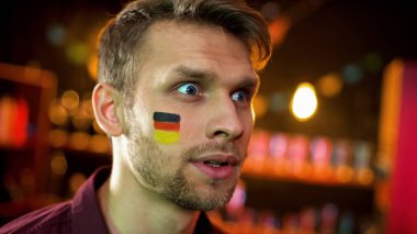 Alman bayrağı boyalı sakallı adam şampiyonluk sonuçlarıyla şaşırttı