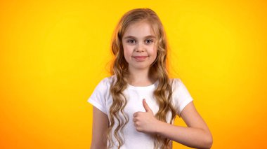 Sevimli genç kız thumbs-up jest yapma, hizmetleri tavsiye, promo
