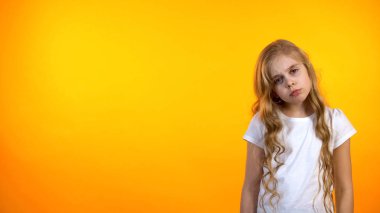 Sevimli sarışın kız okuldan sonra yorgun hissediyorum, enerji eksikliği, avitaminoz