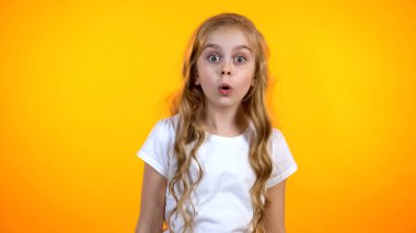 Cam bakan büyük gözlü son derece sürpriz kız, haber, promo ile şok