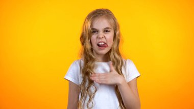 Yaramaz küçük kız hizmetleri, kalite ile memnun tiksinti grimace yapma