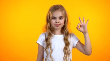 Pretty schoolgirl ok jest gösteren ve cam arıyor, hizmetleri tavsiye