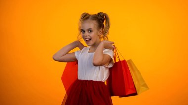 Sevimli küçük prenses alışveriş çantaları tutan, black friday satış, shopaholic