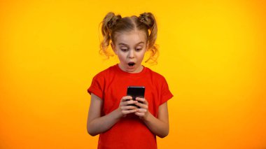 Sevimli genç kız akıllı telefon eğitim uygulamasında görev çözme ile şaşırttı