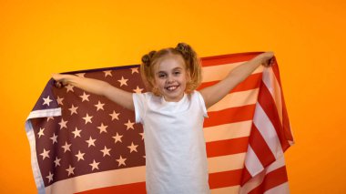 Sevimli küçük kız amerikan bayrağı tutan, favori spor takımı için tezahürat, oyun