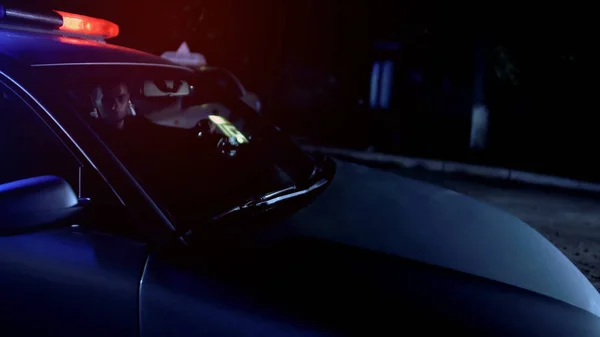 Polizisten patrouillieren in der Stadt im Auto mit Blaulicht, öffentliche Sicherheit — Stockbild Polizisten Patrouillieren Der Stadt Auto Mit Blaulicht Öffentliche Sicherheit — Stockfoto