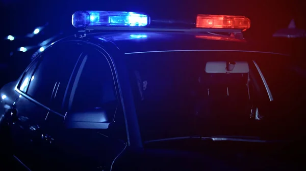 Leeres Polizeiauto Mit Blaulicht Steht Auf Der Straße Beamte Fahren — Stockfoto