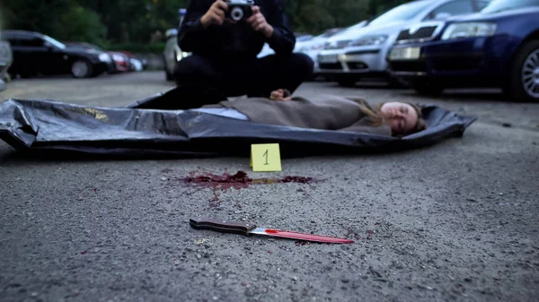 警察は 道路上の死体 死体女性の遺体とナイフの写真を作る 残酷な殺人 — ストック写真