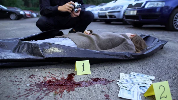 女性殺人 現金や血液染色の証拠 警察の調査 — ストック写真