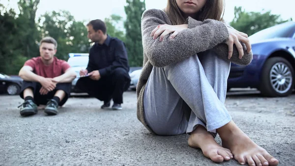 Policeman Interrogating Male Witness Shocked Barefoot Girl Crying Car Accident — Stock Photo, Image