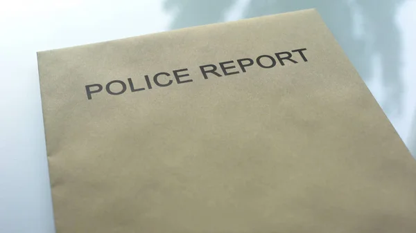 警方报告 文件夹与重要文件躺在桌子上 — 图库照片
