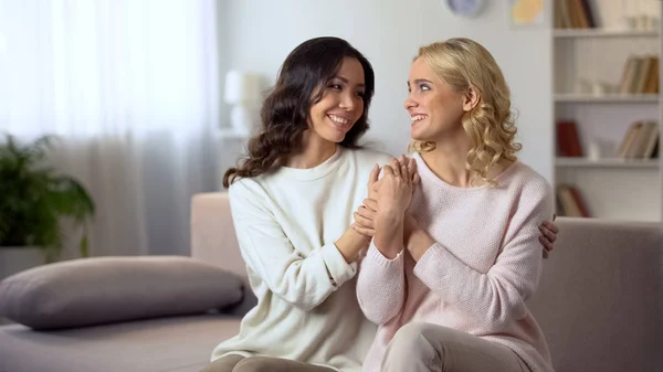 Leende Homosexuella Kvinnliga Paret Hålla Händerna Soffan Hemma Lycklig Tillsammans — Stockfoto
