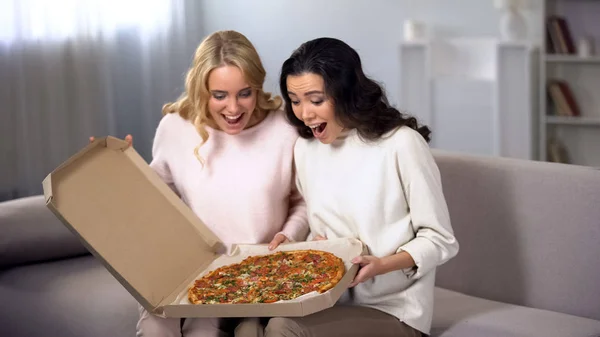 Zwei Frauen Haben Spaß Hause Öffnen Pizzaschachtel Essenslieferung Heimparty — Stockfoto