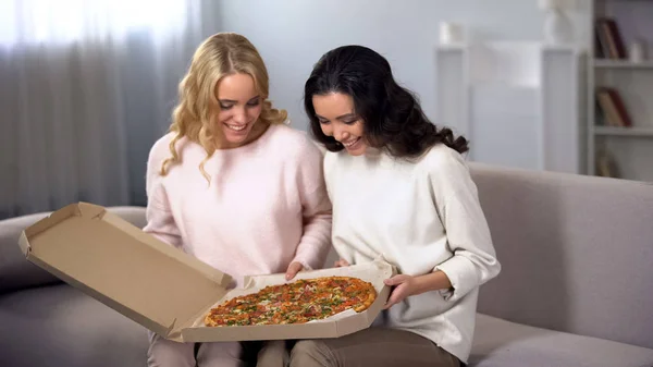 Две Улыбающиеся Подруги Едят Пиццу Запуске Служба Доставки Еды — стоковое фото