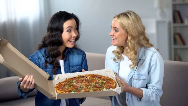 Aufgeregte Freundinnen Mit Riesiger Leckerer Pizza Essenslieferservice Nach Hause — Stockfoto