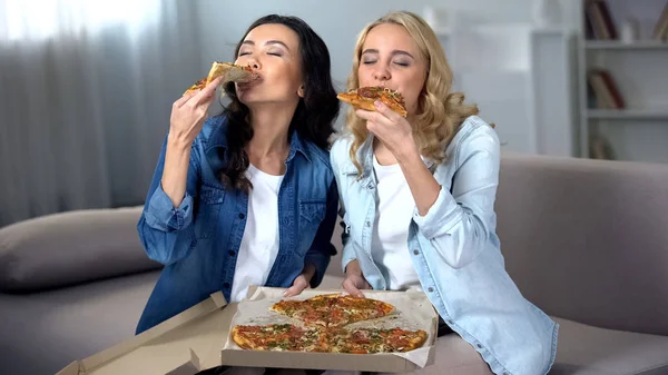 Két Éhes Női Hallgatók Élvező Hatalmas Finom Pizza Étel Kiszállítás — Stock Fotó