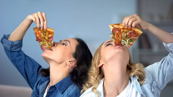 Két Mohón Eszik Ízletes Pizza Gyorsétterem Függőség Egészségtelen Táplálkozás — Stock Fotó