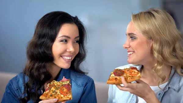 Uśmiechnięte Kobiety Spędzać Czas Razem Jedzenie Pizzy Domu Dostawa Żywności — Zdjęcie stockowe