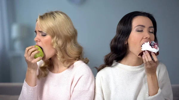 Señora Disfrutando Torta Amiga Comiendo Manzana Elección Individual Comida Adecuada — Foto de Stock