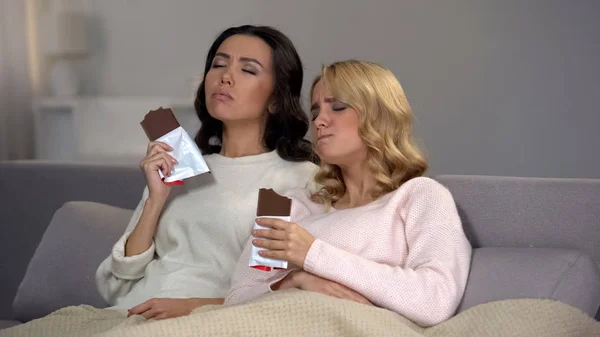 Amigas Sentadas Sofá Disfrutando Del Sabor Dulce Del Chocolate Hormonas — Foto de Stock