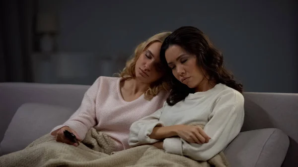 Două Femei Obosite Uită Program Televiziune Lung Plictisitor Acasă Dorm — Fotografie, imagine de stoc