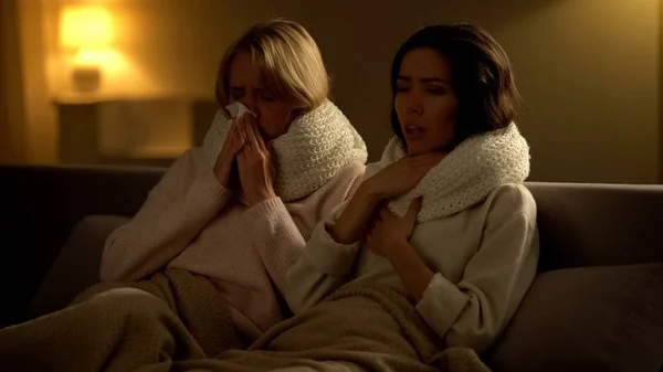 Yatakta Yatan Eşarphasta Kadınlar Hapşırma Tutarak Grip Virüsü — Stok fotoğraf