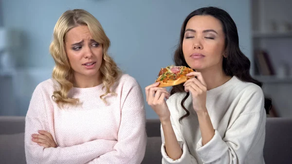 Mujer Dieta Viendo Sus Amigos Delgados Disfrutando Delicioso Pedazo Pizza — Foto de Stock