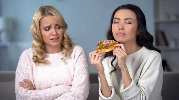 Mulher Dieta Assistindo Seus Amigos Magros Desfrutando Delicioso Pedaço Pizza — Fotografia de Stock