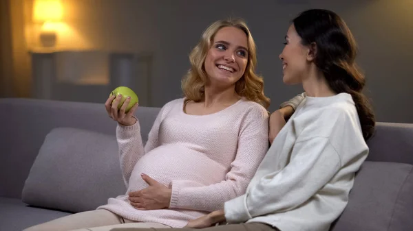 Беременная Женщина Держит Яблоко Разговаривая Другом Здоровый Образ Жизни Материнство — стоковое фото