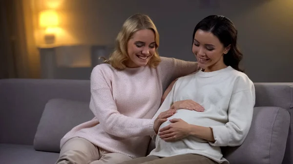 Mulher Sorridente Tocando Barriga Sua Amiga Grávida Feliz Maternidade Família — Fotografia de Stock