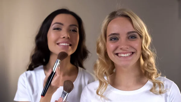 Amigas Sonrientes Aplicando Maquillaje Delante Del Espejo Lecciones Belleza — Foto de Stock
