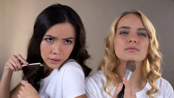 Dos Chicas Aplicando Maquillaje Luchando Por Lugar Frente Espejo Rivalidad — Foto de Stock