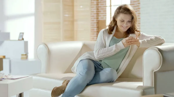 Piękna Dziewczyna Wpisując Wiadomość Rozmawiając Smartfonie Sieciach Społecznościowych Domu — Zdjęcie stockowe