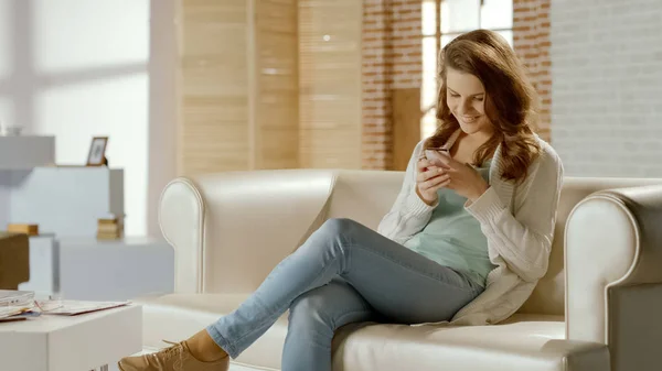 Mujer Joven Disfrutando Comunicación Con Amigo Chat Teléfono Redes Sociales — Foto de Stock